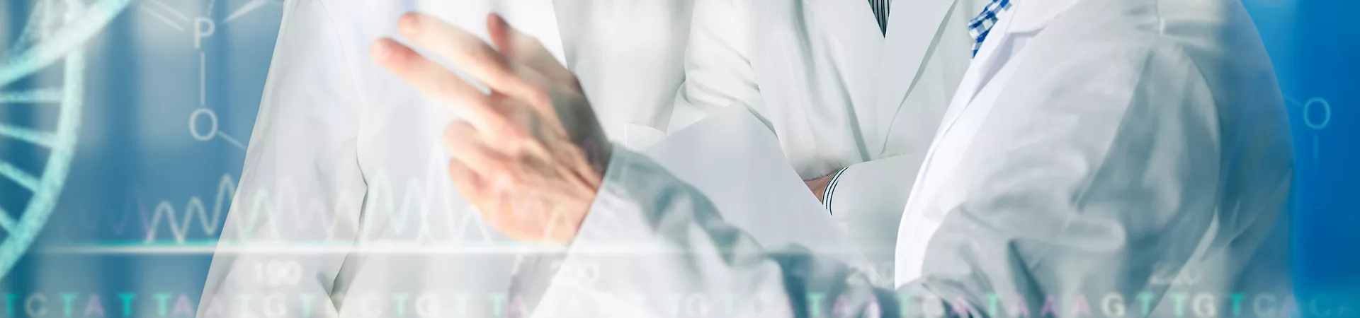 两个戴着彩色帽子的婴儿