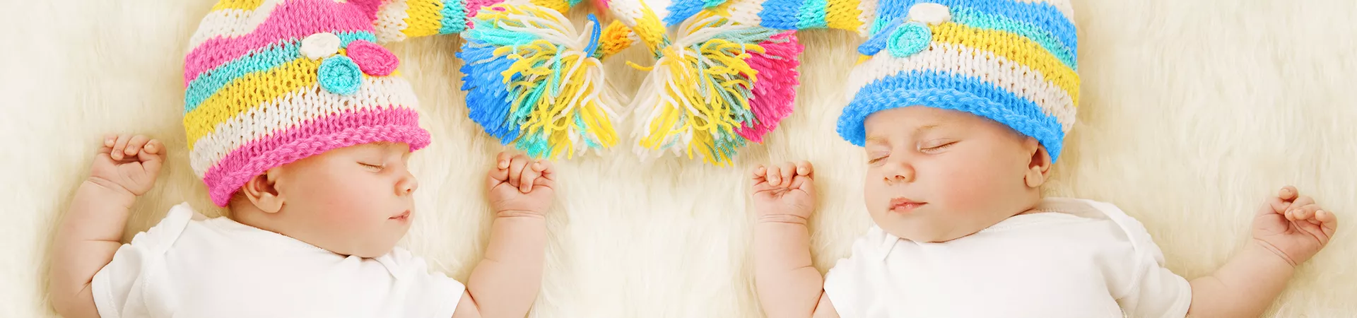 两个戴着彩色帽子的婴儿